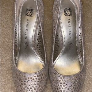 Shiny silver patterned heels